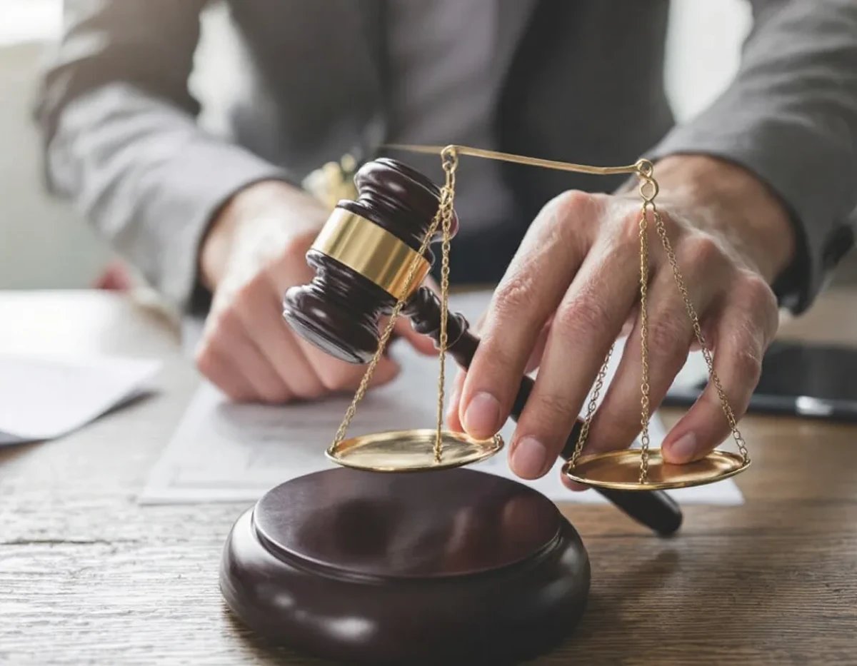 Arbitrage vs. Médiation : Choisir la Meilleure Stratégie pour Résoudre un Litige